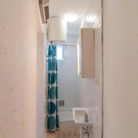 Put Borka V 아파트 오미스